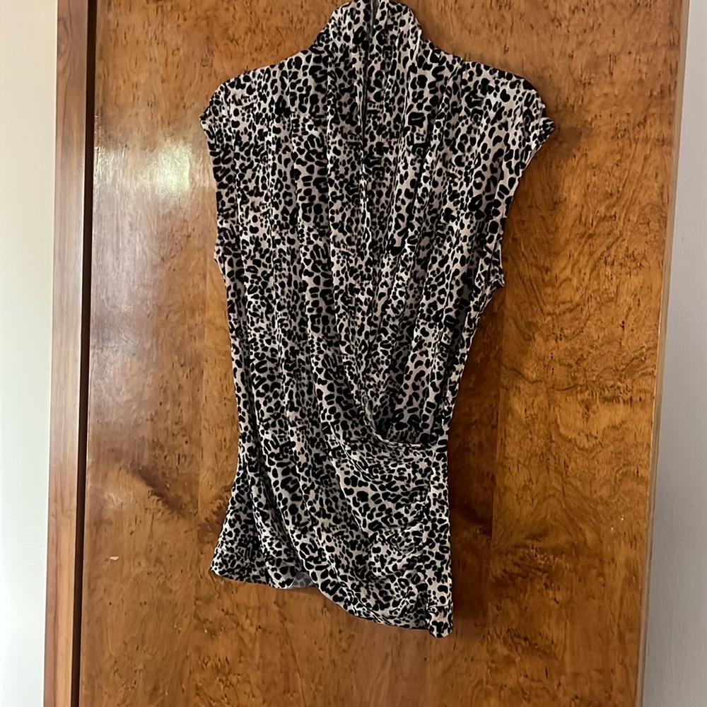 Vince Camuto  Sexy Plunging Neckline Leopard Sleeveless blouse   Size Small